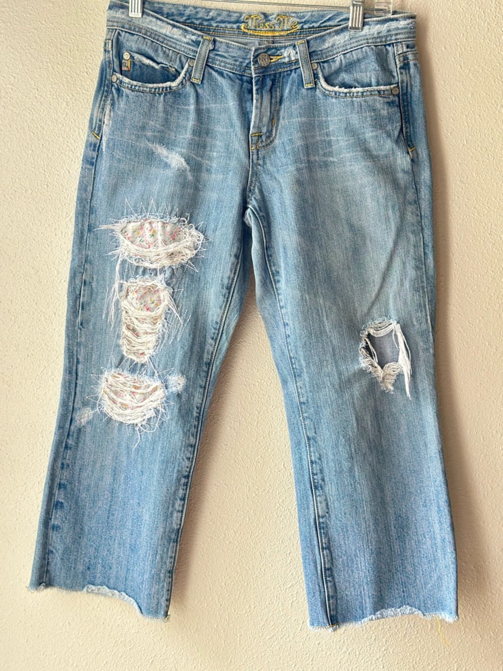 Miss Me Women’s Light Wash Distressed Capris Y2K